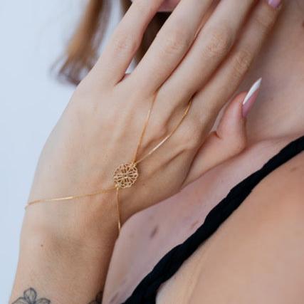 pulseira de mão rendada